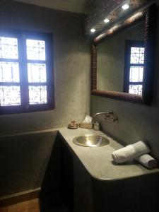 W łazience znajduje się umywalka i lustro. w obiekcie Riad Azza w Marakeszu