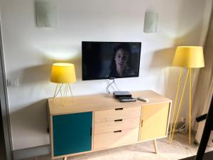 A television and/or entertainment centre at GMID IMMO Apartamento Punta Pelegrí