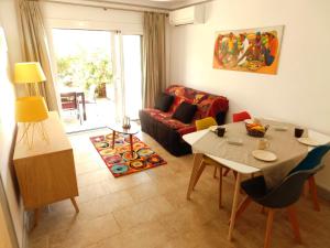 ロザスにあるGMID IMMO Apartamento Punta Pelegríのリビングルーム(テーブル、ソファ付)