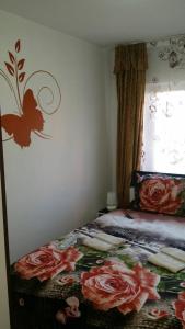 Ein Bett oder Betten in einem Zimmer der Unterkunft Honey rooms Hunedoara