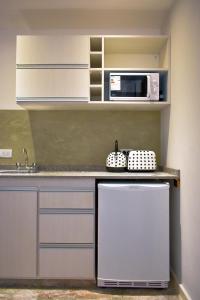 A kitchen or kitchenette at Mares Apart Hotel