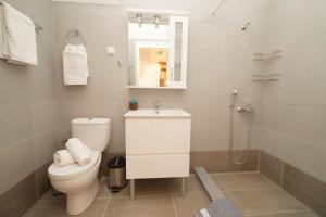 Koupelna v ubytování Lagoon view apartment - Orange Guest House