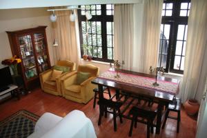 a living room with a dining room table and chairs at Casa Maria Obidos in Óbidos
