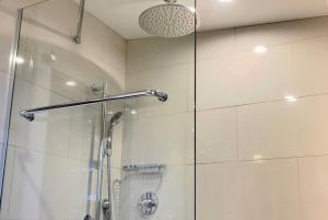 Un baño de Benchmark Inn