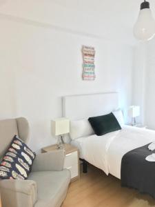 1 dormitorio con 1 cama y 1 sofá en AZ El Balcón de Atares, en Zaragoza