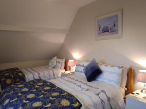 1 dormitorio pequeño con 1 cama y 1 sofá en Twin Oaks Bed & Breakfast, en Kilkenny