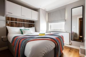 Llit o llits en una habitació de The Norfolk Maisonette - Lovely 4BDR Mews