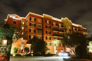a large apartment building at night with lights at Hotel Granduca Houston in Houston