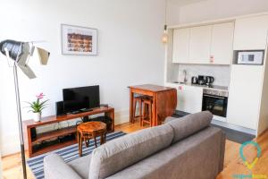 un soggiorno con divano e una cucina di Simply Porto a Porto