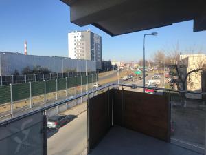 キェルツェにあるAPARTAMENT ZAGNAŃSKA - Garażの車でアクセスできる高速道路の景色を望むバルコニー