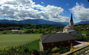 A general mountain view or a mountain view taken from a vendégházakat