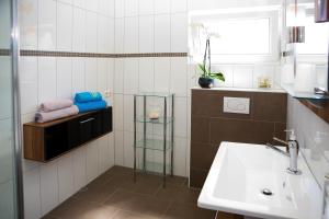 Koupelna v ubytování Pension Kuhn + 32 fotografií