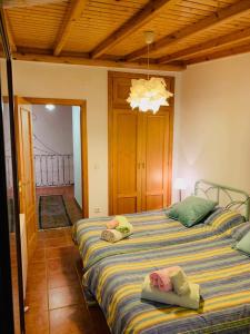 A bed or beds in a room at Casa Rural el Comercio Sierra de Francia