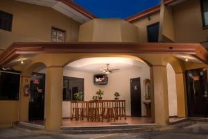 an outdoor patio with a table and chairs at Hotel Ibiza in Veracruz