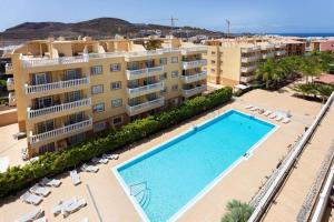 an aerial view of a hotel with a swimming pool at Apartamento Primavera I in Palm-Mar