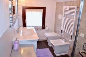 A bathroom at Casa Corte delle Ancore