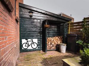 un garaje negro con una bicicleta pintada en él en B&B De Schiedamse Suites, en Schiedam