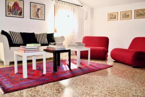A seating area at Casa Corte delle Ancore