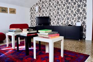A television and/or entertainment centre at Casa Corte delle Ancore