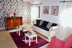 A seating area at Casa Corte delle Ancore