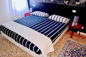A bed or beds in a room at Casa Corte delle Ancore