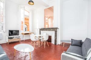 uma sala de estar com um sofá e uma lareira em Appartement 6 - Standing et Lumineux - Carmes, Toulouse em Toulouse