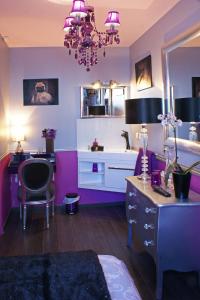 um quarto roxo com uma secretária e uma cadeira em Lyon City Home's Bed & Breakfast em Villeurbanne