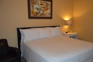 Una cama o camas en una habitación de SF Plaza Hotel