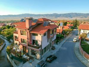 ein großes Haus mit rotem Dach auf einer Straße in der Unterkunft Sveti Nikola Family Hotel Sapareva Banya in Saparewa Banja