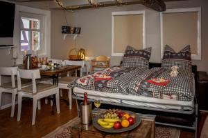 a bedroom with a bed and a table with a bowl of fruit at Die drei Haselnüsse in Nazza