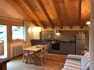 a kitchen and dining room with a table and chairs at Chalet delle Dolomiti in Pieve di Cadore +10 photos