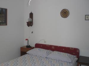 a bed with a red headboard in a bedroom at VisForYou Apartments in Vis