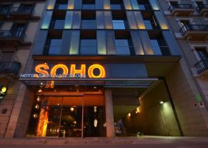 een gebouw met een bord voor een hotel bij Hotel Soho in Barcelona