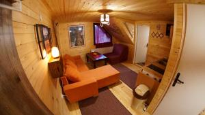 an overhead view of a living room in a log cabin at Apartman Pustolov - Stara planina in Crni Vrh