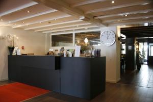 hol z dużym zegarem na ścianie w obiekcie Fletcher Hotel-Restaurant de Witte Brug w mieście Lekkerkerk