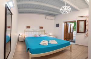 een slaapkamer met een blauw bed in een kamer bij Medieval Inn in Rhodos-stad