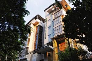 een hoog gebouw met veel ramen bij Graha SUMSEL in Jakarta