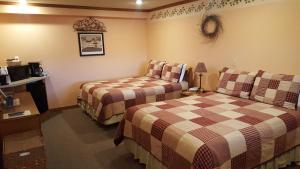 奥克兰The Garrett Inn的一间酒店房间,房间里有两张床