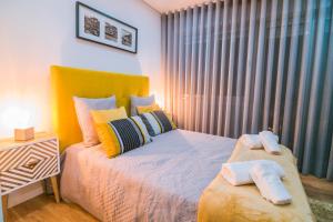 1 dormitorio con 1 cama con 2 toallas en Lechartier Oporto apartments 3, en Oporto