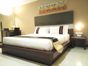 Postel nebo postele na pokoji v ubytování Kinabalu Daya Hotel