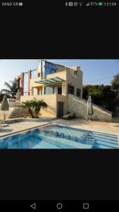 בריכת השחייה שנמצאת ב-Provarma hills luxury villa gerani או באזור