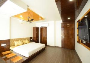 a bedroom with a bed and a tv at Hotel Metro Inn in Jaipur