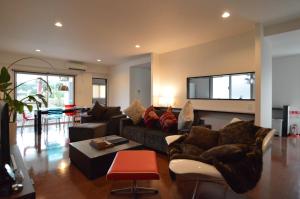 宇流麻的住宿－白礁公寓，带沙发和电视的客厅