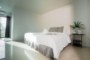 Een bed of bedden in een kamer bij Momda Resort @Ranong