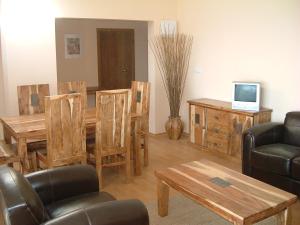 sala de estar con mesa, sillas y TV en Balchik English House, en Balchik