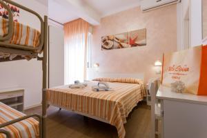 una camera da letto con un letto con due topi sopra di Hotel Villa Gioiosa a Rimini