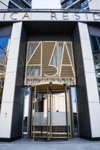 Exteriér alebo vchod do ubytovania VipWarsawApartments Sapphire Mennica Residence
