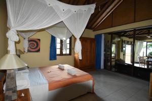 Giường trong phòng chung tại Villa Ganesha, Banjar Beach, Lovina