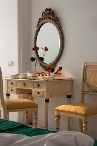 a dressing table with a mirror and two chairs at Hotel La Floridiana in Capri