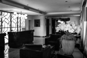 a lobby with a vase of flowers on a table at Hotel Doriguzzi in Feltre